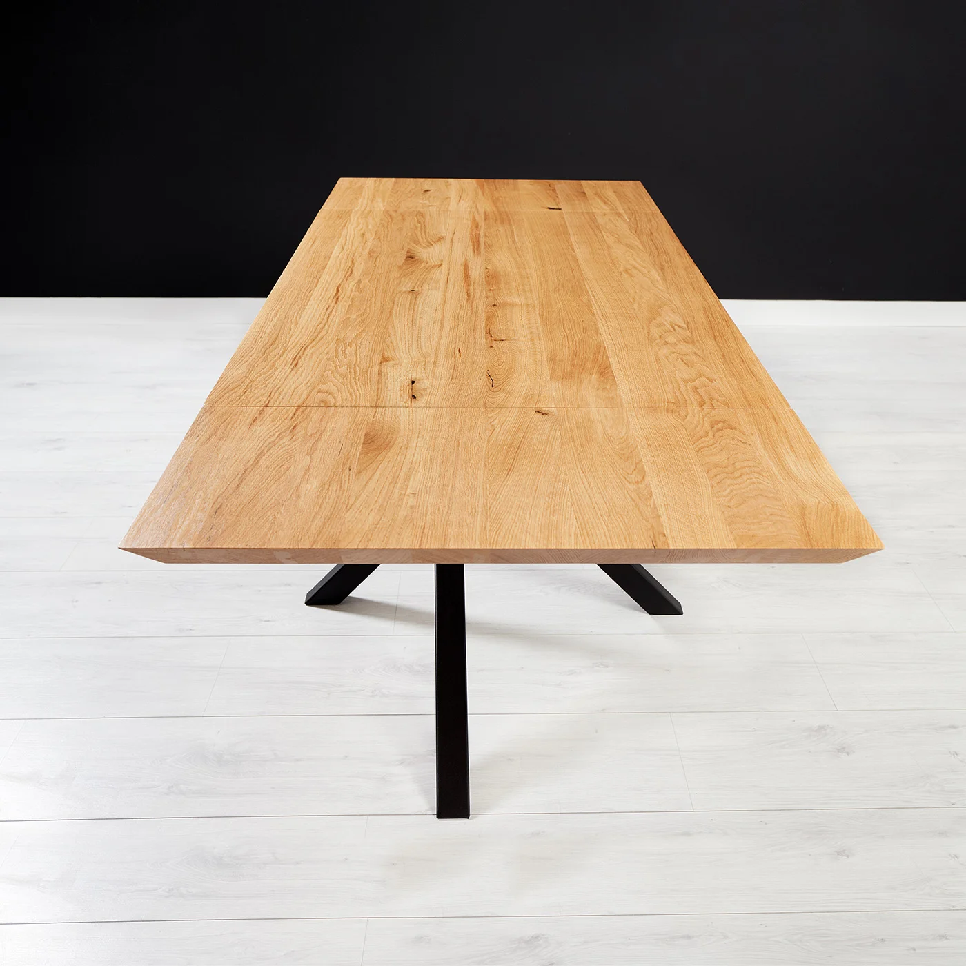 Ausziehbarer Slant-Tisch aus Massivholz