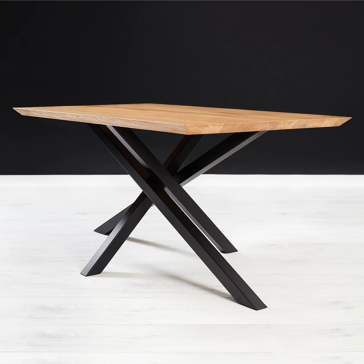 Slant-Tisch aus Massivholz