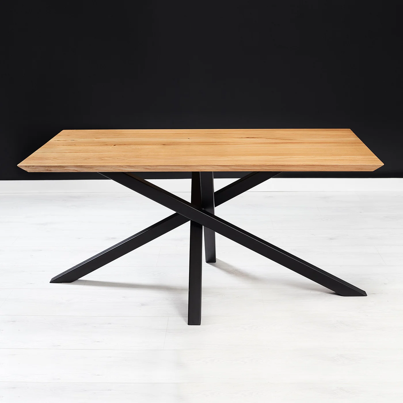 Slant-Tisch aus Massivholz
