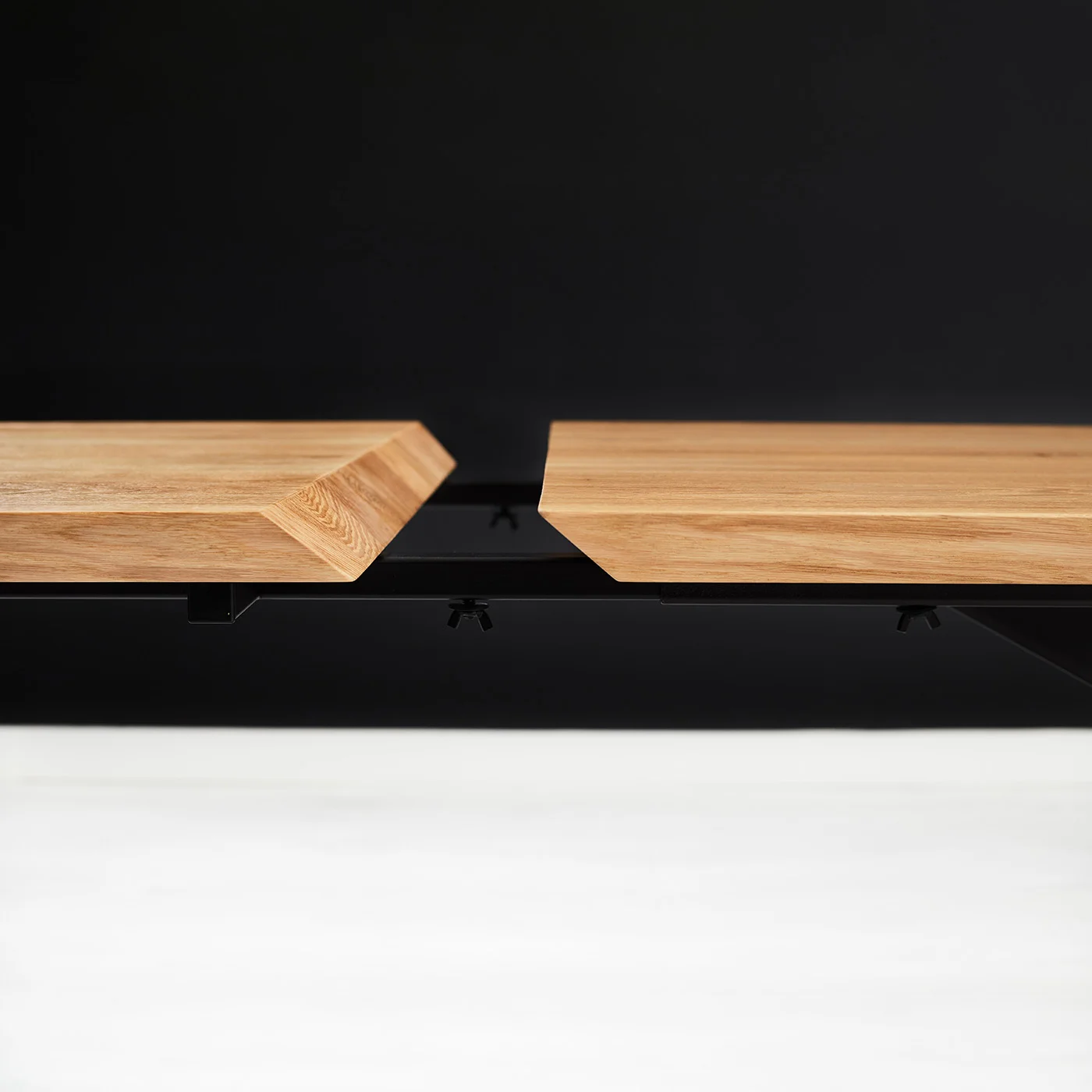 Ausziehbarer Slant-Tisch aus Massivholz